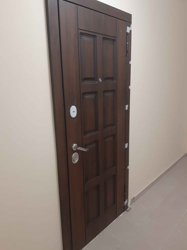 Установлена металлическая дверь с огнестойкими свойствами, закреплены петли, вставлен замок, проверена герметичность, выполнена отделка откосов, обеспечена надежная защита помещения.