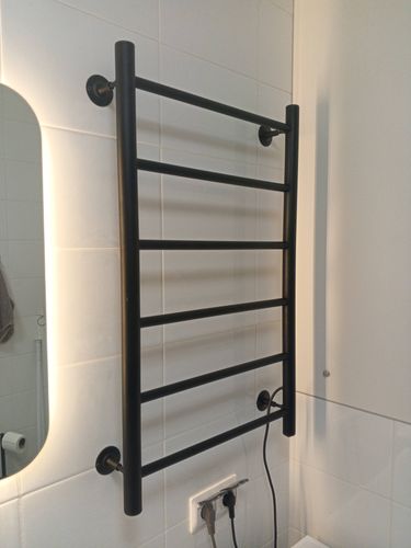 Закреплён прибор на стене, подключён к электросети, проверена работоспособность, обеспечена безопасность, проведена настройка, выполнена проверка, завершена установка.