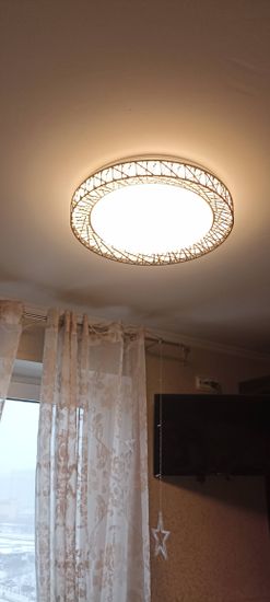 Установлено новое осветительное устройство с люминесцентными лампами, обеспечивающее равномерное распределение света. Завершена фиксация на потолке, подключение к электросети, проверка работы.