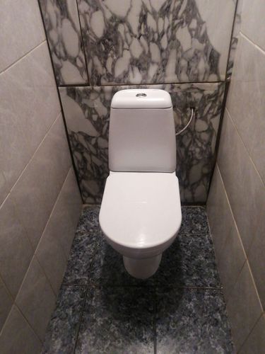 Установлено сантехническое устройство на плиточное покрытие, подключено к водопроводу и канализации, проверена герметичность соединений, обеспечена стабильная фиксация, выполнена регулировка бачка.