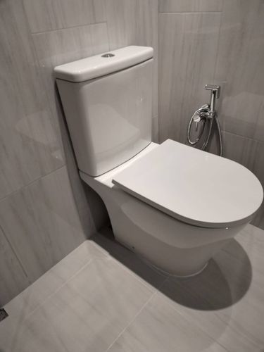 Установлен новый бачок, подключены коммуникации, проверена герметичность соединений, выполнена регулировка механизма слива, обеспечена стабильная работа системы.