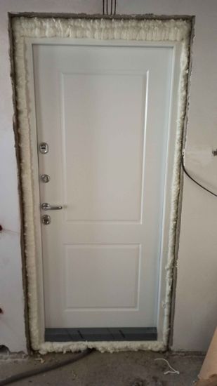 Установлены МДФ панели на металлическую дверь, обеспечивая эстетичный вид и дополнительную изоляцию. Завершена отделка, улучшена звукоизоляция и внешний вид конструкции.