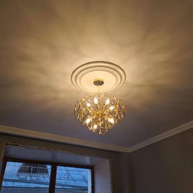 Установлено новое осветительное устройство, подключены провода, проверена работа, закреплена конструкция на потолке, обеспечена безопасность и надежность крепления.