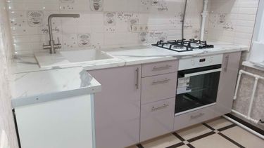 Выполнена точная обработка и установка мебельных панелей для кухонного гарнитура, обеспечивающая идеальное прилегание и современный вид.