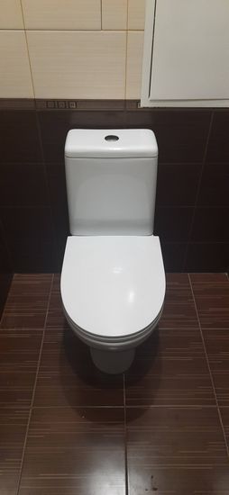 Установлено новое сантехническое оборудование, подключены коммуникации, герметично закреплено на полу, проверена работоспособность, устранены протечки, выполнена чистовая отделка.