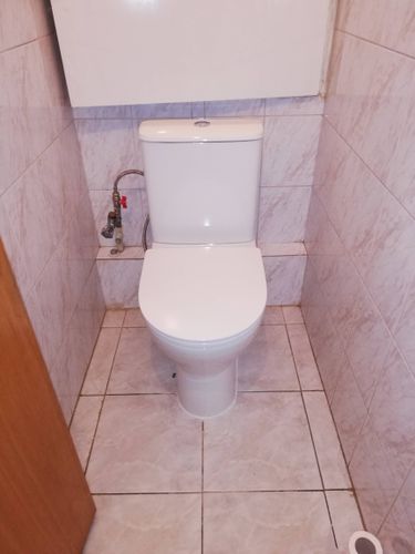 Установлено новое сантехническое оборудование, подключено к водопроводу и канализации, проверена герметичность соединений, выполнена окончательная отделка и уборка рабочего места.