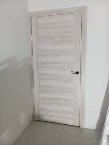 Установлен новый замок в деревянную дверь. Выполнены точные вырезы, закреплены ручки, проверена функциональность механизма. Работа завершена аккуратно, без повреждений поверхности.