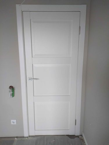 Изображение демонстрирует завершённую установку доборов на входную дверь. Аккуратно закреплены панели, обеспечивая эстетичный вид и плавный переход между стеной и дверной коробкой.