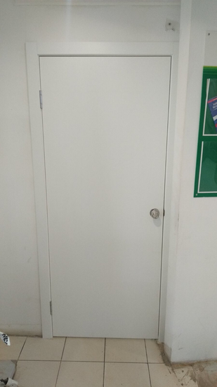 Проведена установка дверного полотна, закреплены петли, врезана ручка, отрегулированы зазоры, проверена плавность открывания, выполнена отделка проема.