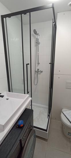 Выполнена герметизация стыков душевой кабины, предотвращающая протечки. Использован специальный состав для надежной защиты от влаги, обеспечивая долговечность и эстетичный вид.