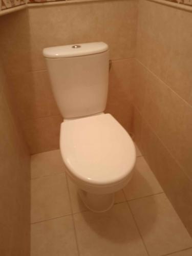 Установлен новый бачок, подключены коммуникации, проверена герметичность соединений, выполнена регулировка системы. Все работы завершены, сантехника функционирует исправно.