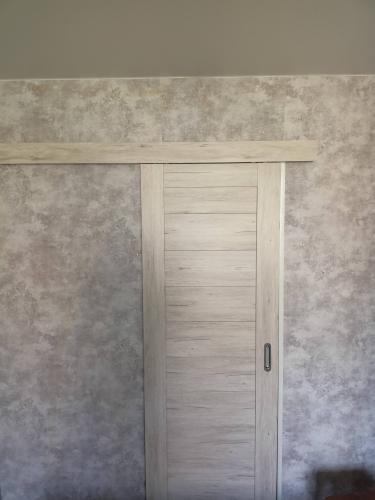 Установка межкомнатной одностворчатой раздвижной навесной двери без отделки проема