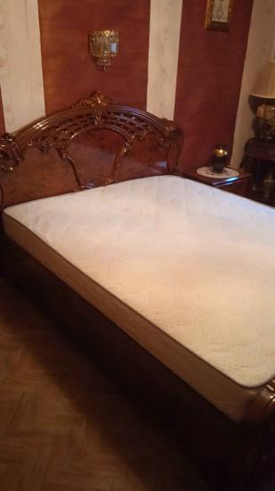 Отремонтировано изголовье, укреплены ножки, заменены сломанные рейки, обновлено покрытие, проверена устойчивость конструкции, устранены скрипы, улучшена общая функциональность.