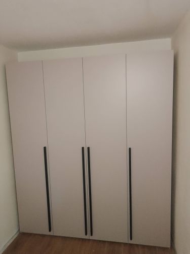 Собран шкаф с четырьмя дверцами, установлен на ровный пол, закреплены ручки, проверена устойчивость конструкции, отрегулированы петли для плавного открывания и закрывания створок.