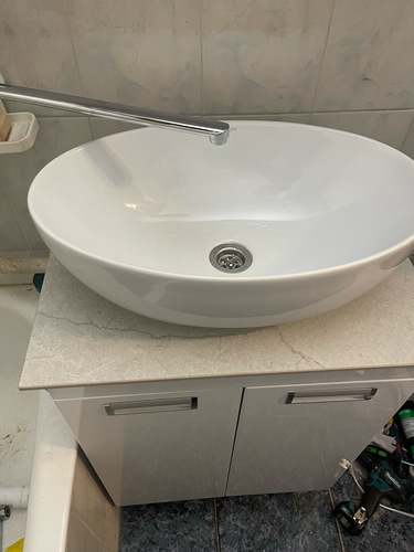 Установлена раковина на столешницу, подключен смеситель, выполнено соединение с водопроводом и канализацией, проверена герметичность, закреплены все элементы, обеспечена функциональность.