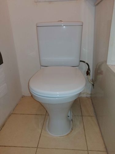 Установлен новый унитаз, подключен к водопроводу, закреплен на плитке, герметизировано основание, проверена работа сливного механизма, устранены протечки, проведена очистка поверхности.