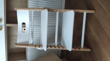 Собрано детское сиденье: установлены спинка, сиденье и подножка. Все элементы закреплены, проверена устойчивость и безопасность конструкции. Готово к использованию.