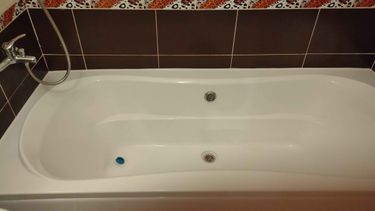 Угловая ванна установлена, подключены коммуникации, герметизация швов выполнена, проверена работа слива и крана, проведена отделка плиткой, обеспечена устойчивость конструкции.