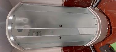 Установлена новая кабина: смонтированы стенки, поддон, двери, подключены коммуникации, герметизация швов, проверена работа системы. Завершено оформление и проверка герметичности.