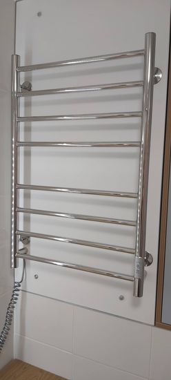 Установлен электрический полотенцесушитель: закреплён на стене, подключён к электросети, проверена работоспособность, обеспечена безопасность эксплуатации, выполнена проверка креплений.