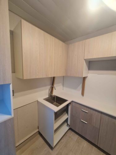 Установлена новая столешница из искусственного камня, аккуратно подогнана к кухонным шкафам, выполнены вырезы для мойки и смесителя, обеспечена надежная фиксация и герметизация.