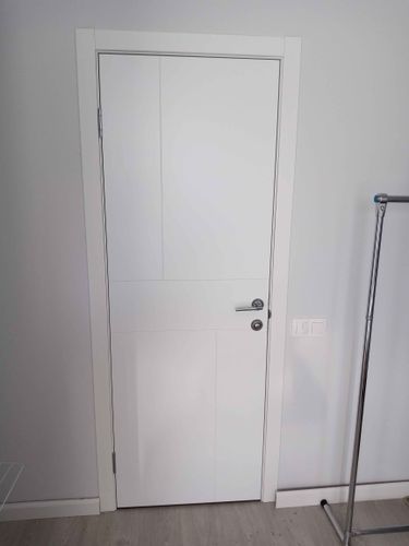 Установлен запорный механизм в деревянное полотно, выполнены точные вырезы для корпуса и ручки, закреплены крепежные элементы, проверена функциональность и плавность работы.