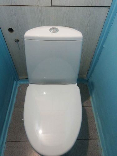 Установлен новый сливной бачок, заменены крепления, уплотнители, отрегулирован механизм смыва, устранены протечки, обновлены соединения, проверена герметичность, очищены поверхности.