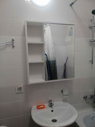 Установлен зеркальный шкаф в ванной комнате. Закреплён на стене над раковиной, выровнен по уровню. Подключена подсветка. Проверена надёжность креплений и функциональность дверей.