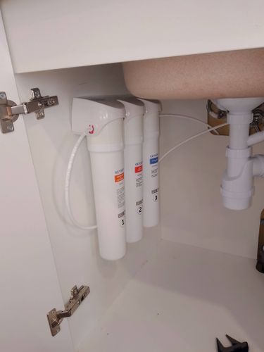 Установка проточного фильтра под мойку