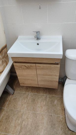 Установлен новый смеситель, подключены водопроводные трубы, проверена герметичность соединений, удален старый кран, произведена регулировка напора воды, проверена работа системы.