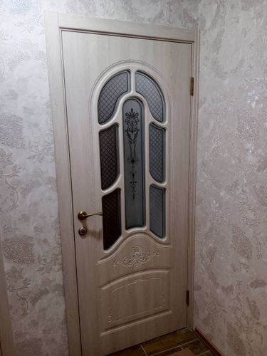 Установлен новый замок в деревянную дверь, выполнены все необходимые отверстия, закреплена ручка, проверена работоспособность механизма, обеспечена надежная фиксация.