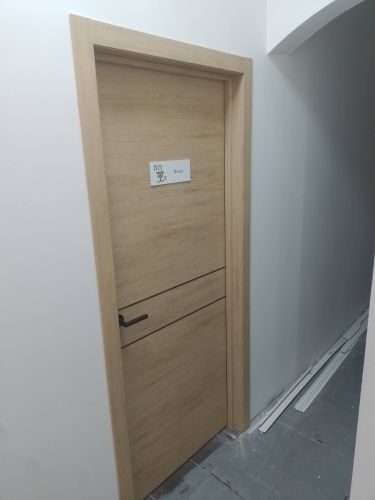 Установлена новая дверная конструкция с одной створкой, выполнена фиксация коробки, навешены петли, закреплена ручка, произведена регулировка полотна, обеспечена плавная работа и плотное прилегание.