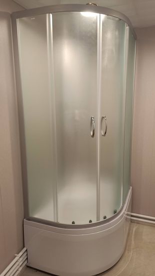 Смонтирована современная душевая конструкция с функцией гидромассажа. Установлены панели, подключены коммуникации, проверена герметичность, отрегулированы двери, завершена проверка работы системы.