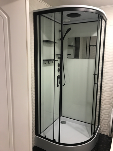 Установлена современная душевая конструкция с функцией гидромассажа: подключены коммуникации, закреплены панели, смонтированы двери, проверена герметичность, настроено оборудование.