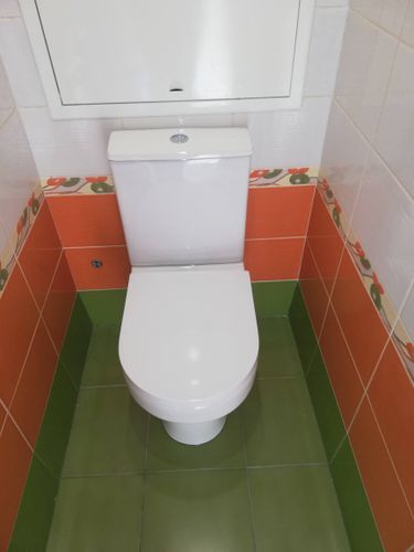 Установлен новый напольный унитаз, заменены крепления, проверена герметичность соединений, отрегулирован сливной механизм, устранены протечки, обновлены уплотнители, произведена чистка.