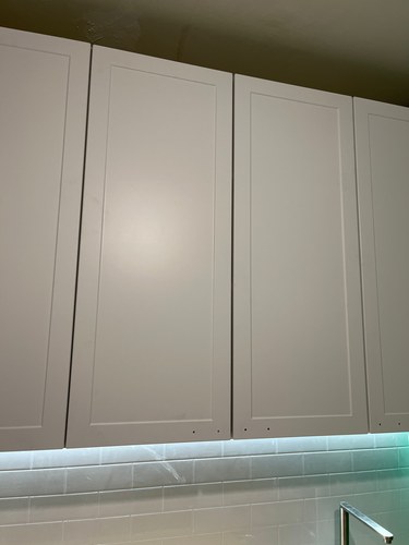 Завершена работа по точной подгонке и установке кухонных панелей. Аккуратно выполнены все необходимые разрезы, обеспечивая идеальное прилегание и современный внешний вид.