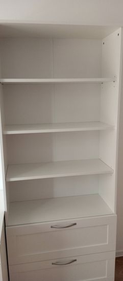 Собрано хранилище с полками и ящиками. Установлены элементы, закреплены детали, обеспечена устойчивость конструкции. Готово к использованию для хранения вещей.