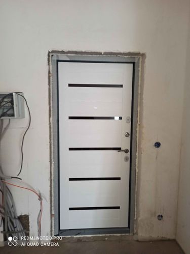 Установлена новая пластиковая дверь, закреплена в проеме, выполнена герметизация швов, проверена работа замков и петель, обеспечена надежная фиксация и плавное открывание.