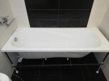 Установлена массивная купель, подключены коммуникации, выровнена поверхность, закреплены опоры, проверена герметичность соединений, выполнена отделка стыков, проведена окончательная проверка.