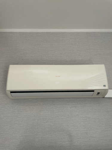 Изображение показывает кондиционер после завершения работ: заменены неисправные компоненты платы, восстановлено питание, протестирована функциональность, проверено охлаждение, устранены ошибки.