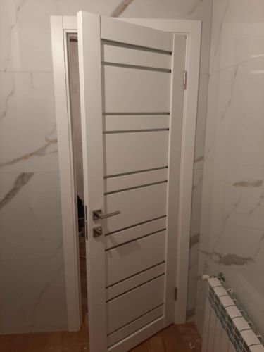 Установлены дополнительные панели на дверной проем, улучшена изоляция, обеспечена эстетичность. Все элементы аккуратно подогнаны, крепления надежно зафиксированы, завершен монтаж.