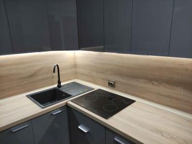 Выполнена установка кухонной поверхности с вырезами для мойки и варочной панели. Все элементы точно подогнаны, обеспечивая функциональность и эстетичный вид.