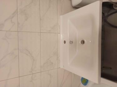 Установлен умывальник, подключены водопровод и слив, закреплена раковина на стене, проверена герметичность соединений, выровнена поверхность, обеспечена устойчивость конструкции.