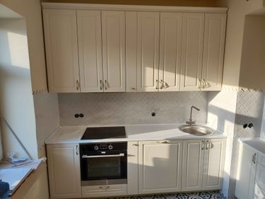 Установлена новая поверхность из искусственного камня, выполнены вырезы под варочную панель и мойку, произведена герметизация швов, обеспечена надежная фиксация и ровное прилегание.