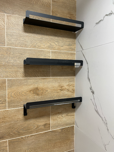 Установлены три металлические полки на стену с плиткой. Конструкция надежно закреплена, выровнена по уровню. Обеспечена прочность и устойчивость, соблюдена симметрия.