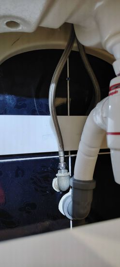 Установка раковины с тумбой