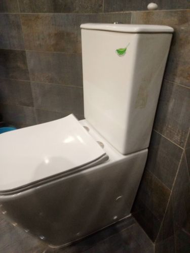 Установлено новое сантехническое оборудование, подключены коммуникации, закреплено на полу, проверена герметичность соединений, проведено тестирование работы системы, выполнена уборка.