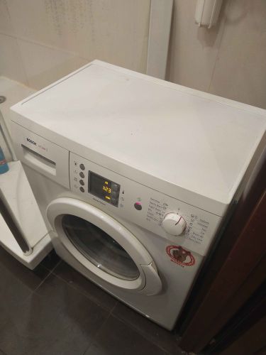 Проведена очистка барабана, фильтров, уплотнителей. Удалены накипь, грязь. Проверены шланги, клапаны. Обработаны поверхности, устранены неприятные запахи. Машина готова к использованию.