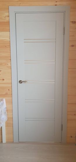 Выполнена установка запорного механизма на деревянную створку. Проведены работы по точной разметке, вырезанию отверстия, закреплению ручки и проверке функционирования.