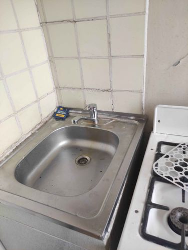 Выполнена установка нового крана на кухне. Демонтирован старый элемент, произведена герметизация соединений, проверена работоспособность системы водоснабжения.